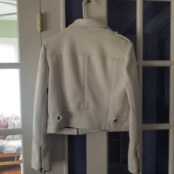 Women's white jacket. - Picture 3 of 3